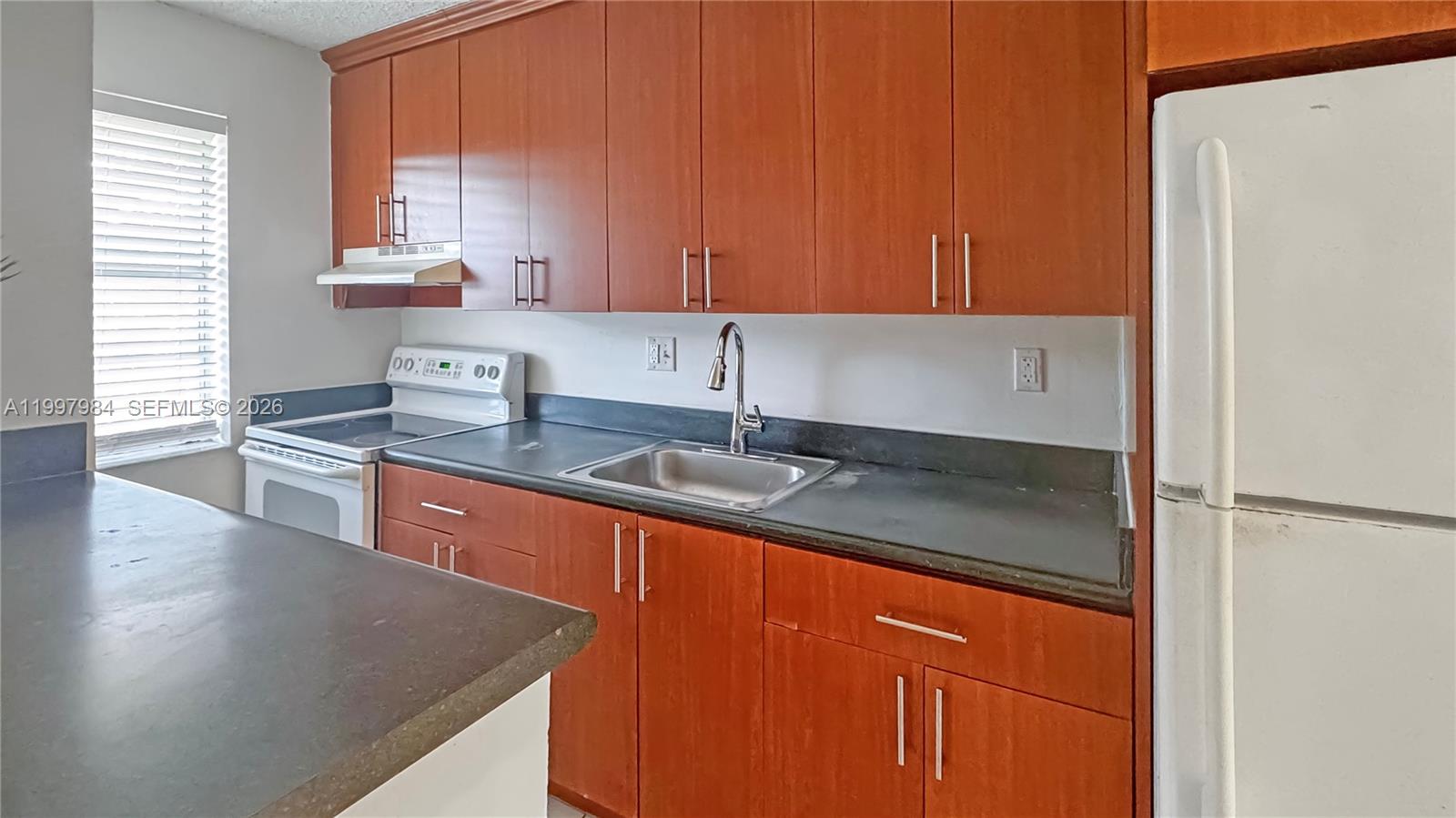 EL SOL AT MAIN STREET CON - Residential