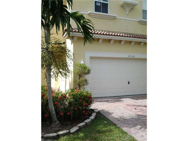 BEAUTIFUL 3 BEDROOMS AND 2 BATHROOMS SINGLE FAMILY HOME, CLOSE TO HOSPITALS, SCHOOLS AND RESTAURANTS.