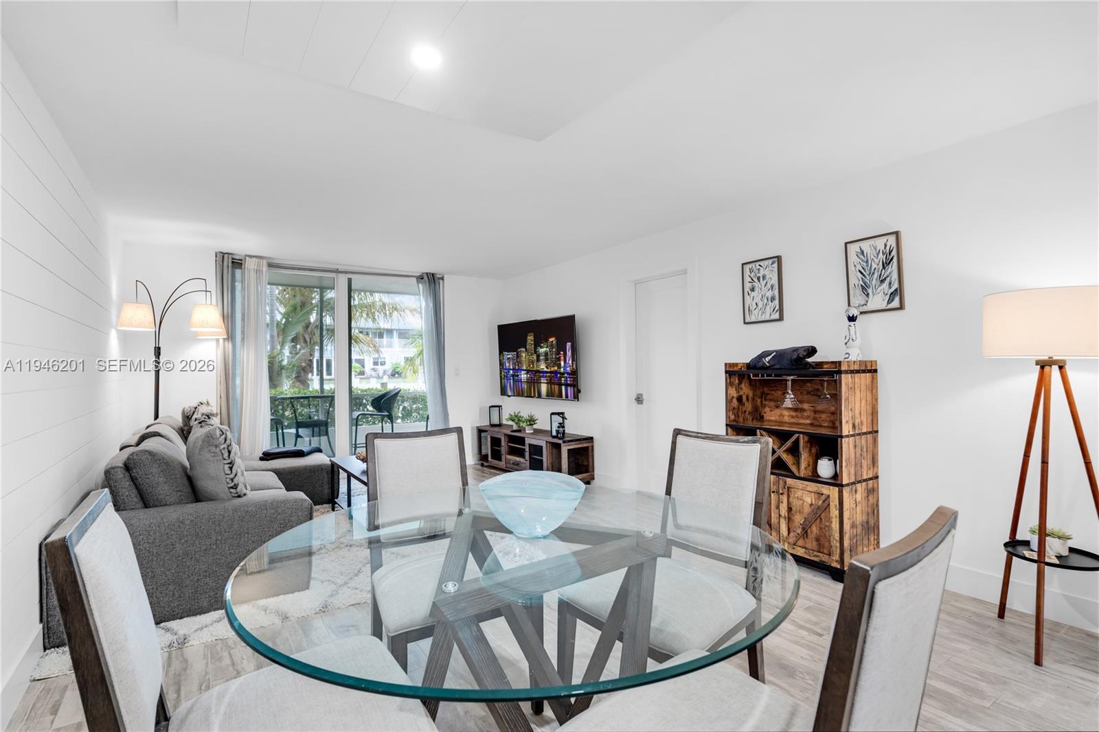 LIGHTHOUSE POINT PLAZA CO - Residential Lease