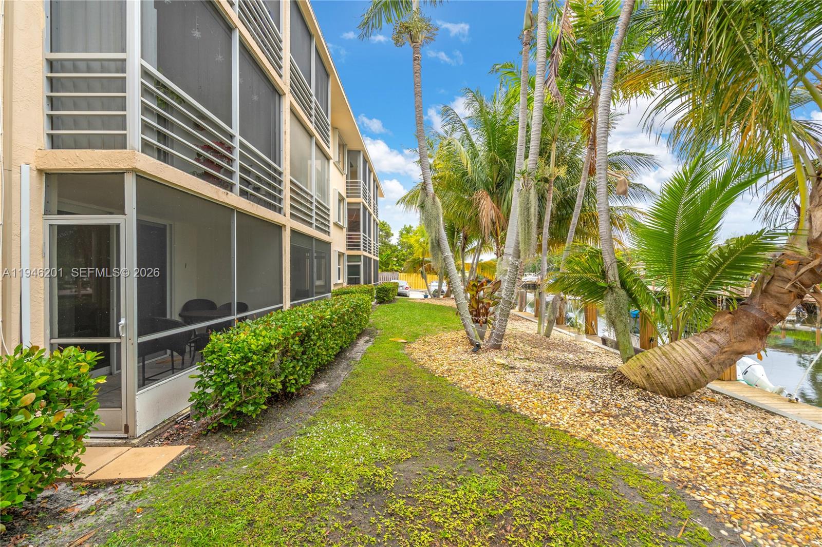 LIGHTHOUSE POINT PLAZA CO - Residential Lease