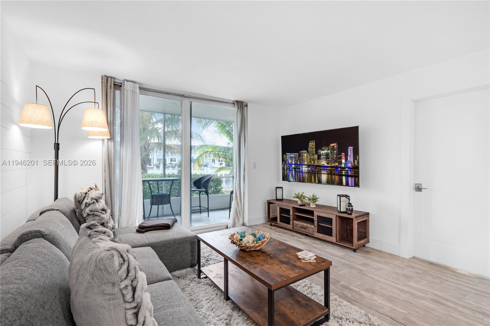 LIGHTHOUSE POINT PLAZA CO - Residential Lease