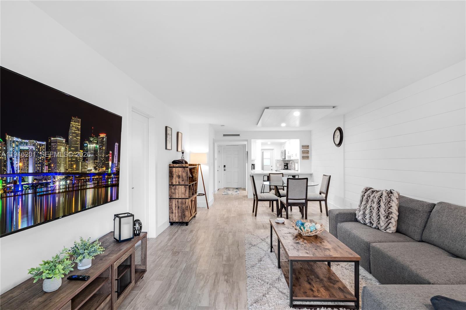 LIGHTHOUSE POINT PLAZA CO - Residential Lease