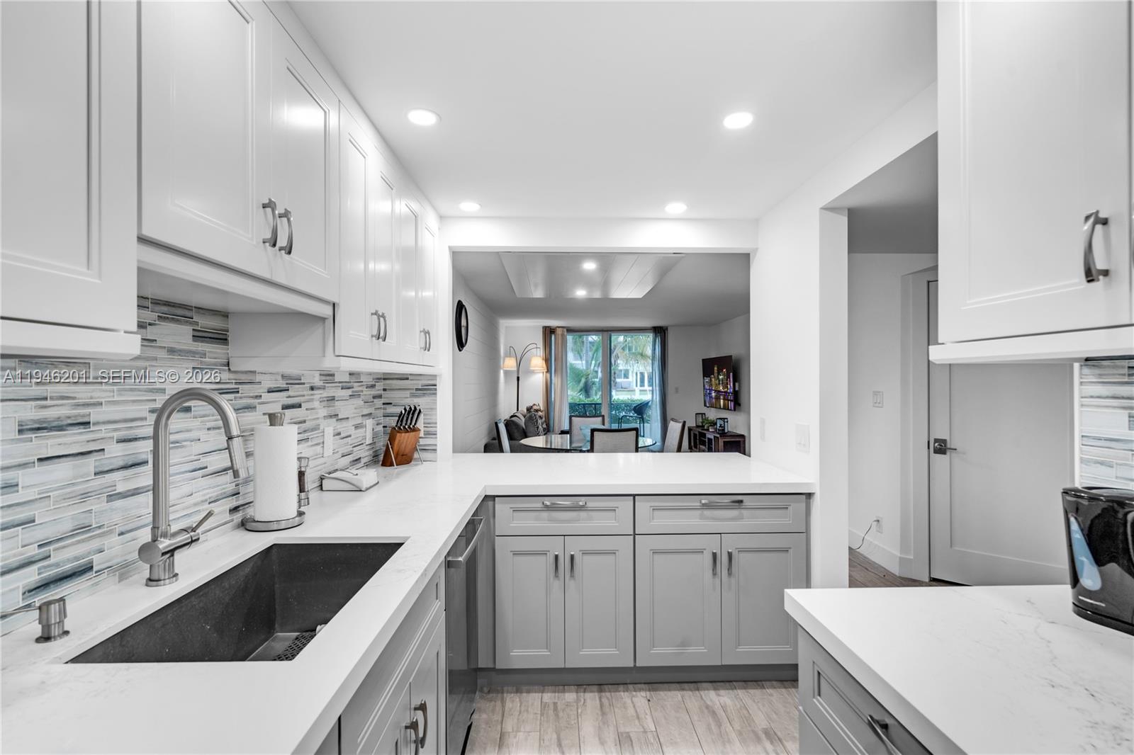 LIGHTHOUSE POINT PLAZA CO - Residential Lease