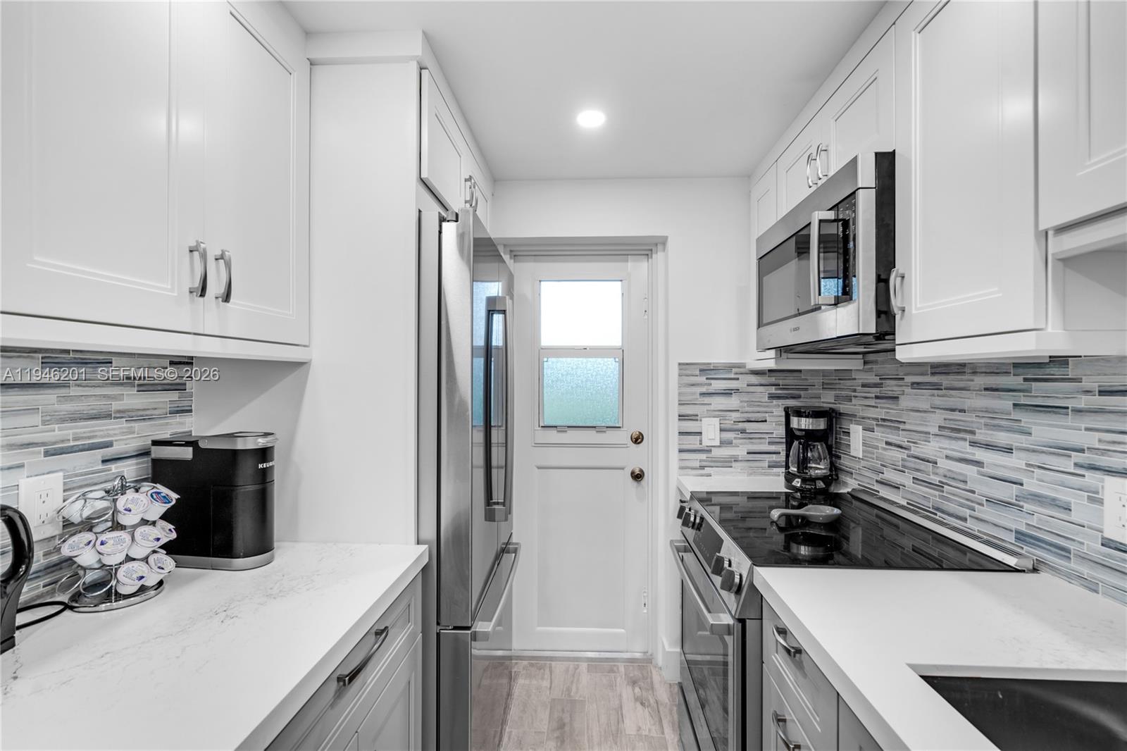 LIGHTHOUSE POINT PLAZA CO - Residential Lease