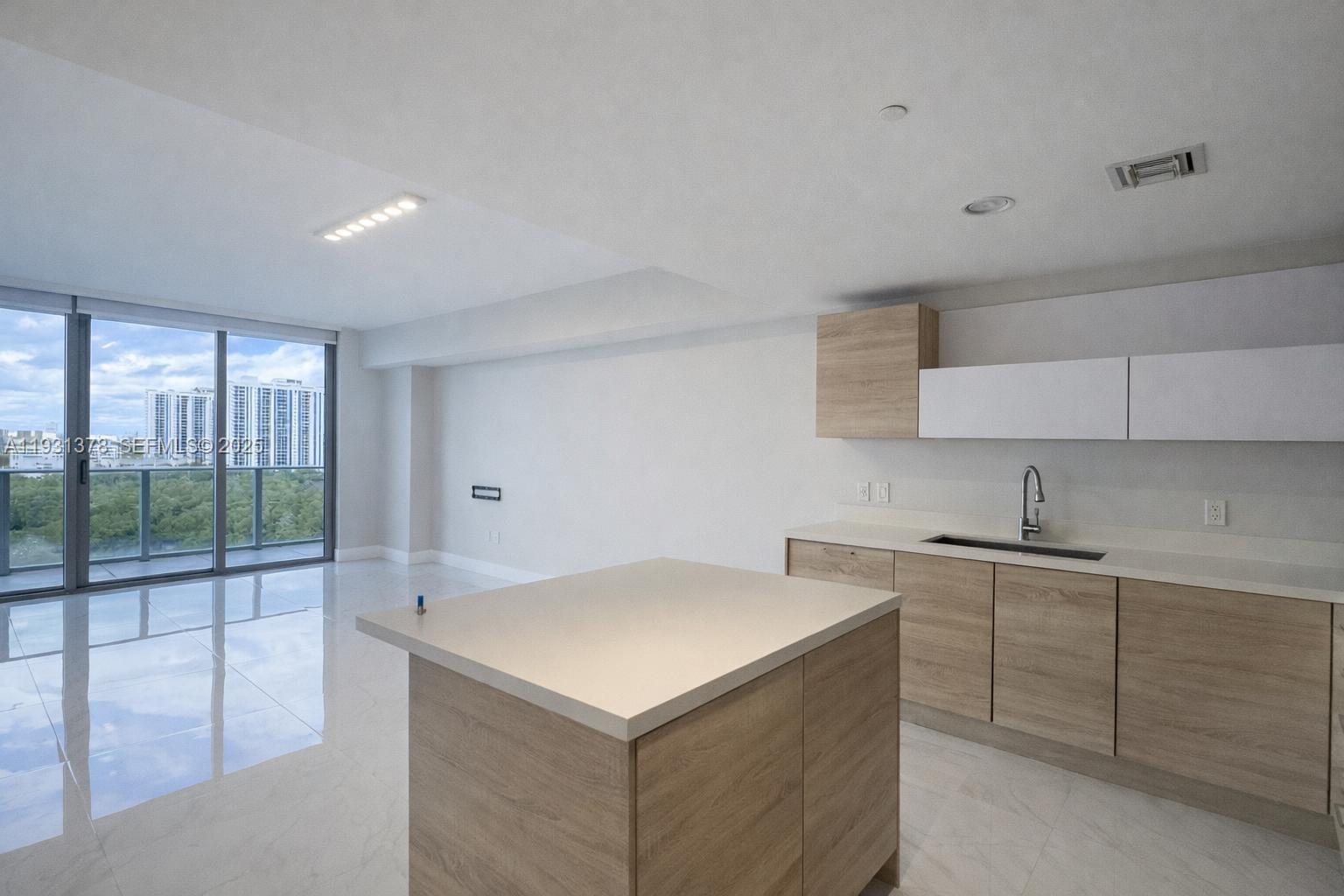 THE HARBOUR NORTH CONDO - Residential