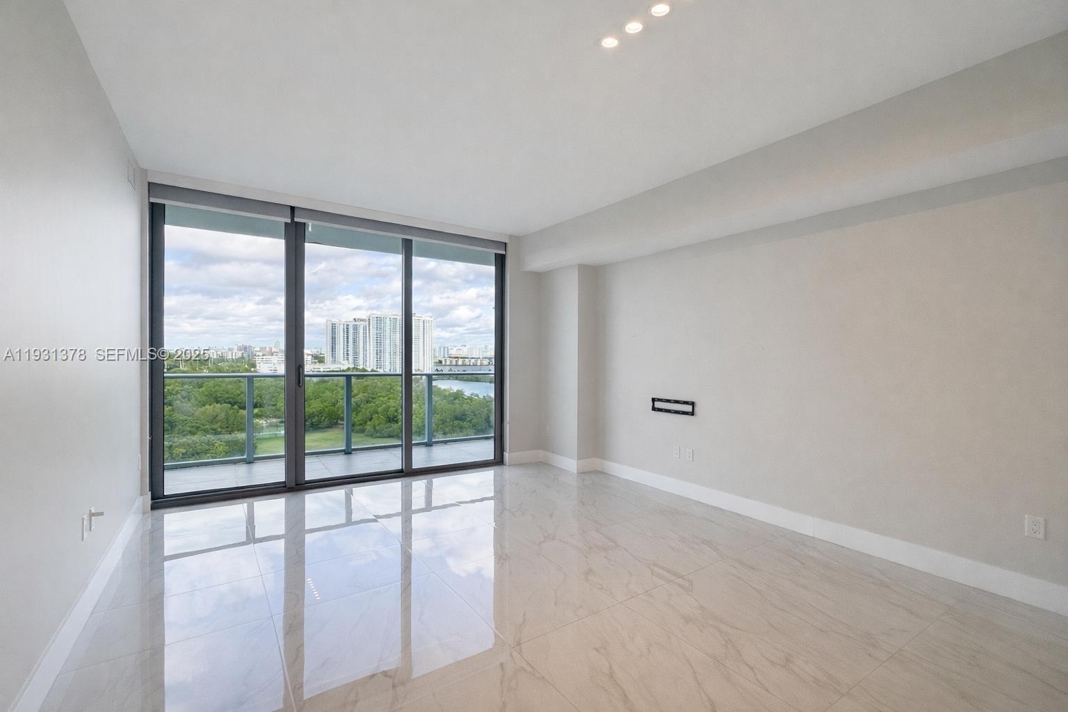 THE HARBOUR NORTH CONDO - Residential