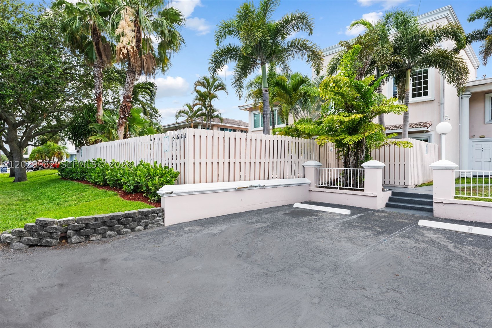 CORAL RIDGE LANDINGS COND - Residential