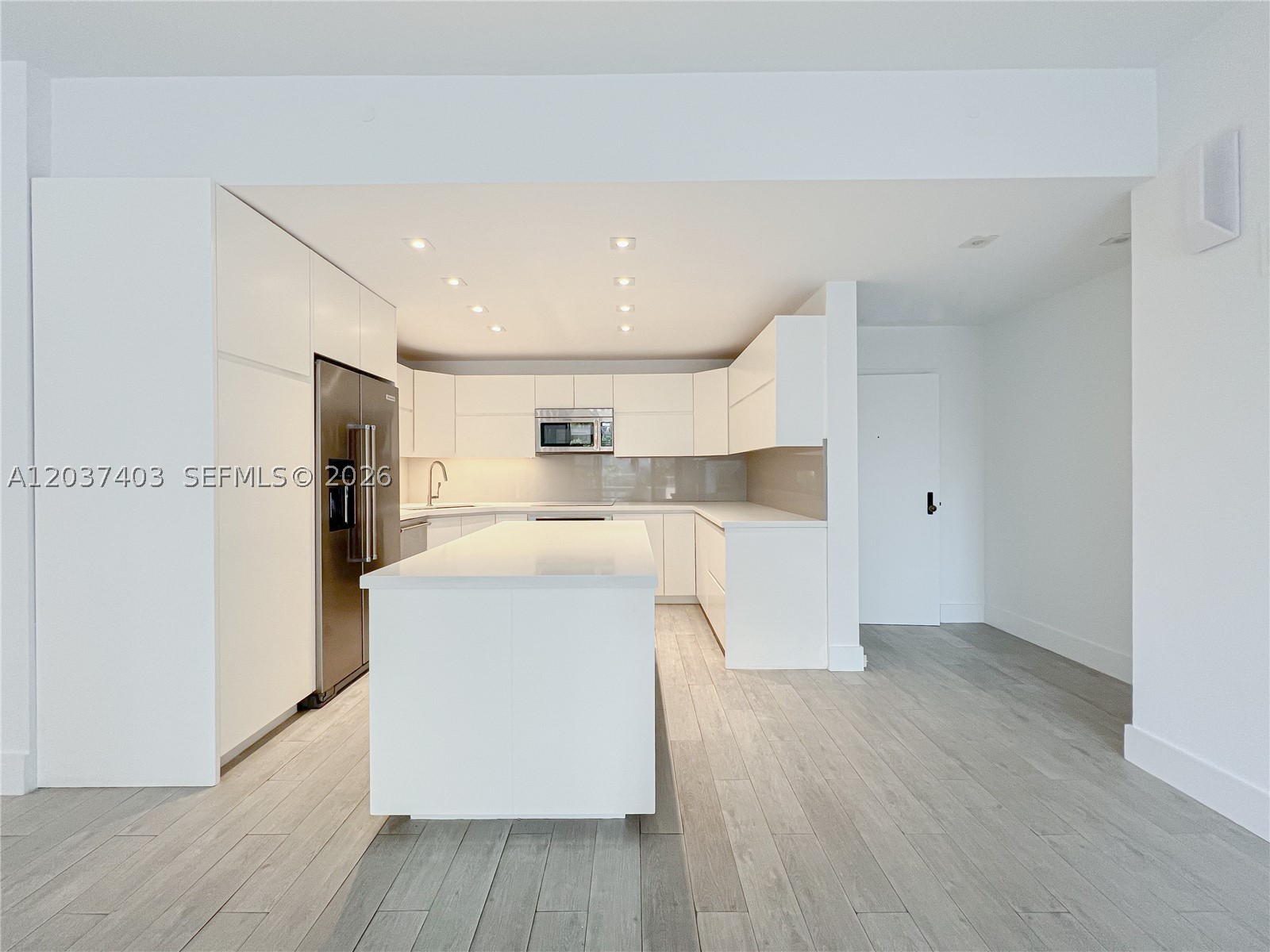 Available August 7th - Two Bedroom + LARGE DEN, FULLY RENOVATED Ocean view unit. Over size walking closet and master bathroom. Split plan, Den serves as a big 3rd bedroom. Amenities include 1 olympic lap pool, 12 tennis courts, State of the Art Gym, Beach private access with lounge chairs and umbrella service, Jacuzzi, Beautiful Party Room with kitchen facilities, Beauty and Spa Salon, Golden Hog Gourmet super market, Kids playground with picnic area. Golf Corse, BMX racing track near by. All of the above within Key Biscayne Island Paradise Supermarket, Shooping and many Restaurants available to you within walking distance.