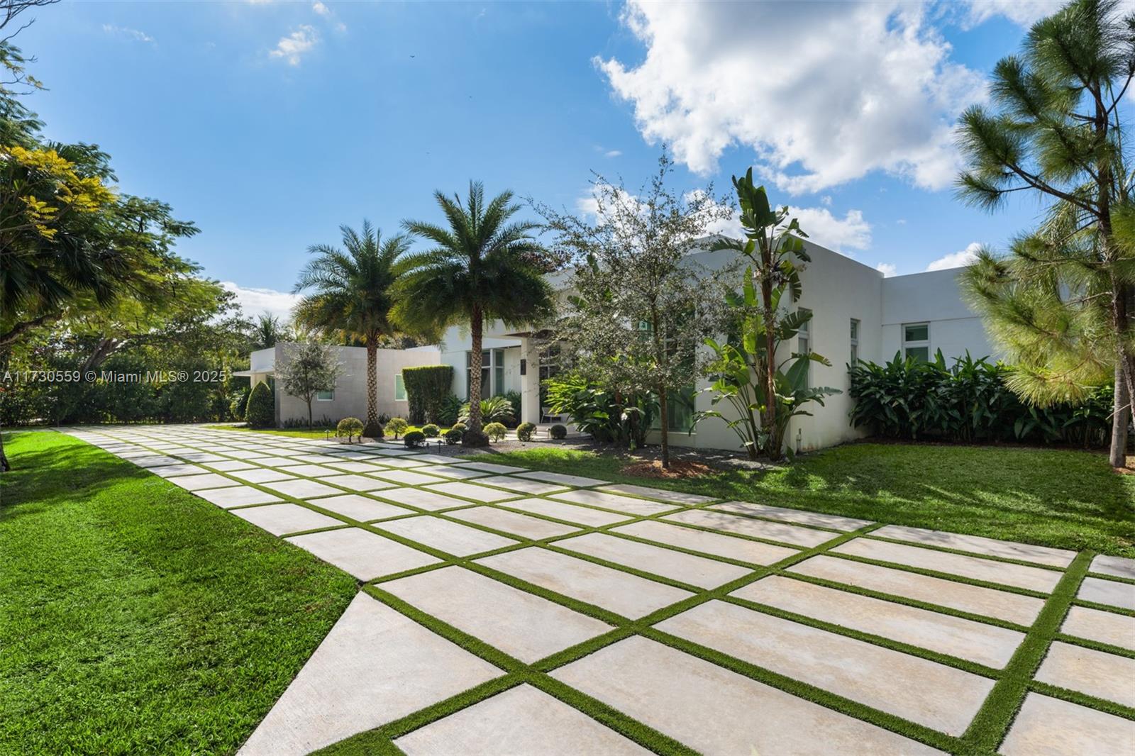 TOWN & RANCH ESTS - Residential
