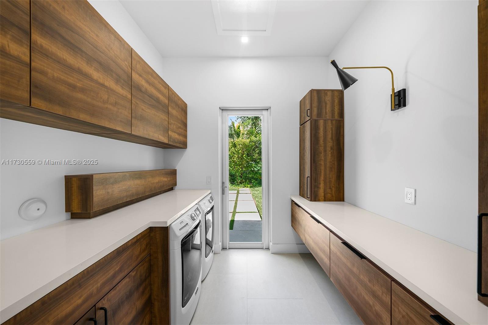 TOWN & RANCH ESTS - Residential