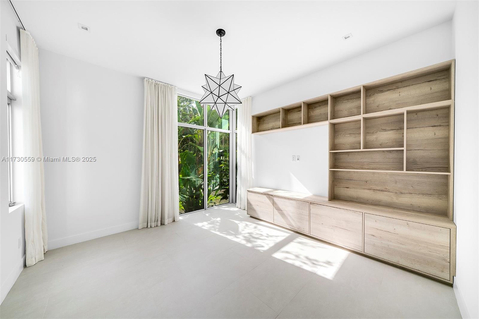 TOWN & RANCH ESTS - Residential