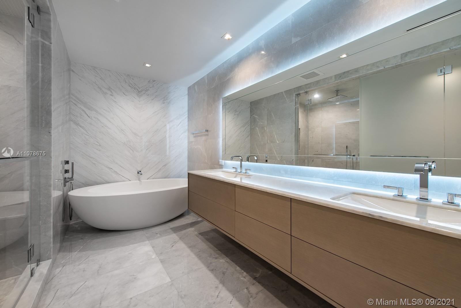 TURNBERRY OCEAN CLUB - Residential