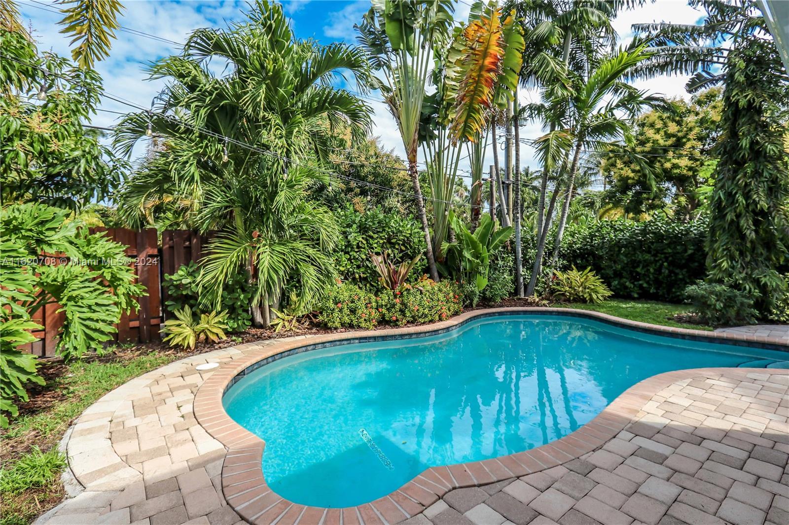 HOLLYWOOD LAKES SEC - Residential