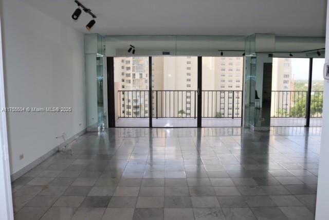 CRICKET CLUB CONDO - Residential