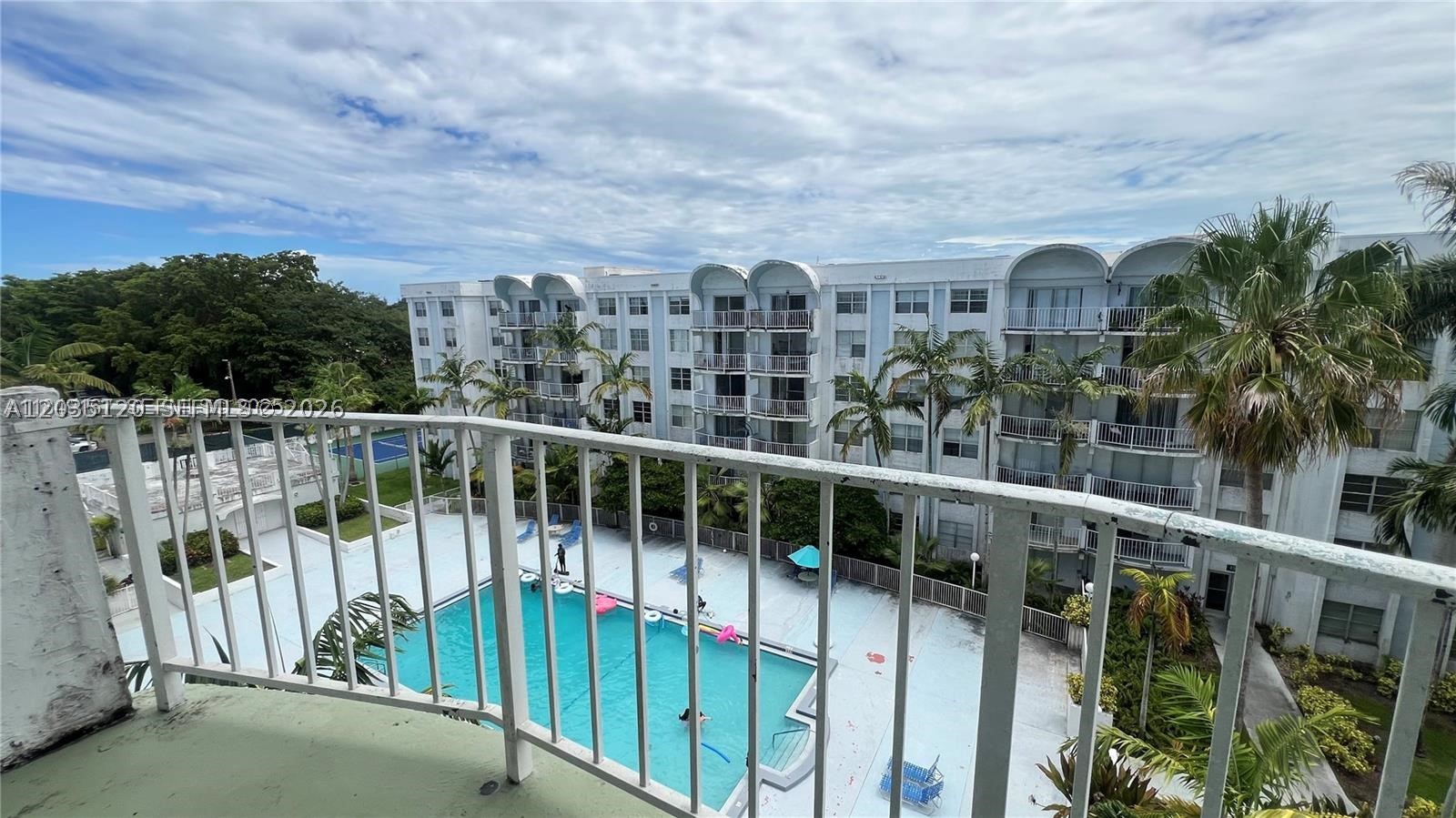 BEAUTIFUL  AND LARGE 2 BEDROOM 2 BATHROOM WITH AMAZING POOL VIEW FORM THE PH  FLOOR BALCONY.
GREAT POTENTIAL APARTMENT FOR INVESTORS OR LIVING. NO RESTRICTIONS AT ALL. FENCE SECURITY AIR CONDITIONING AND WATER HEATER ARE NEW. BUILDING AND GREAT GREEN AREA!