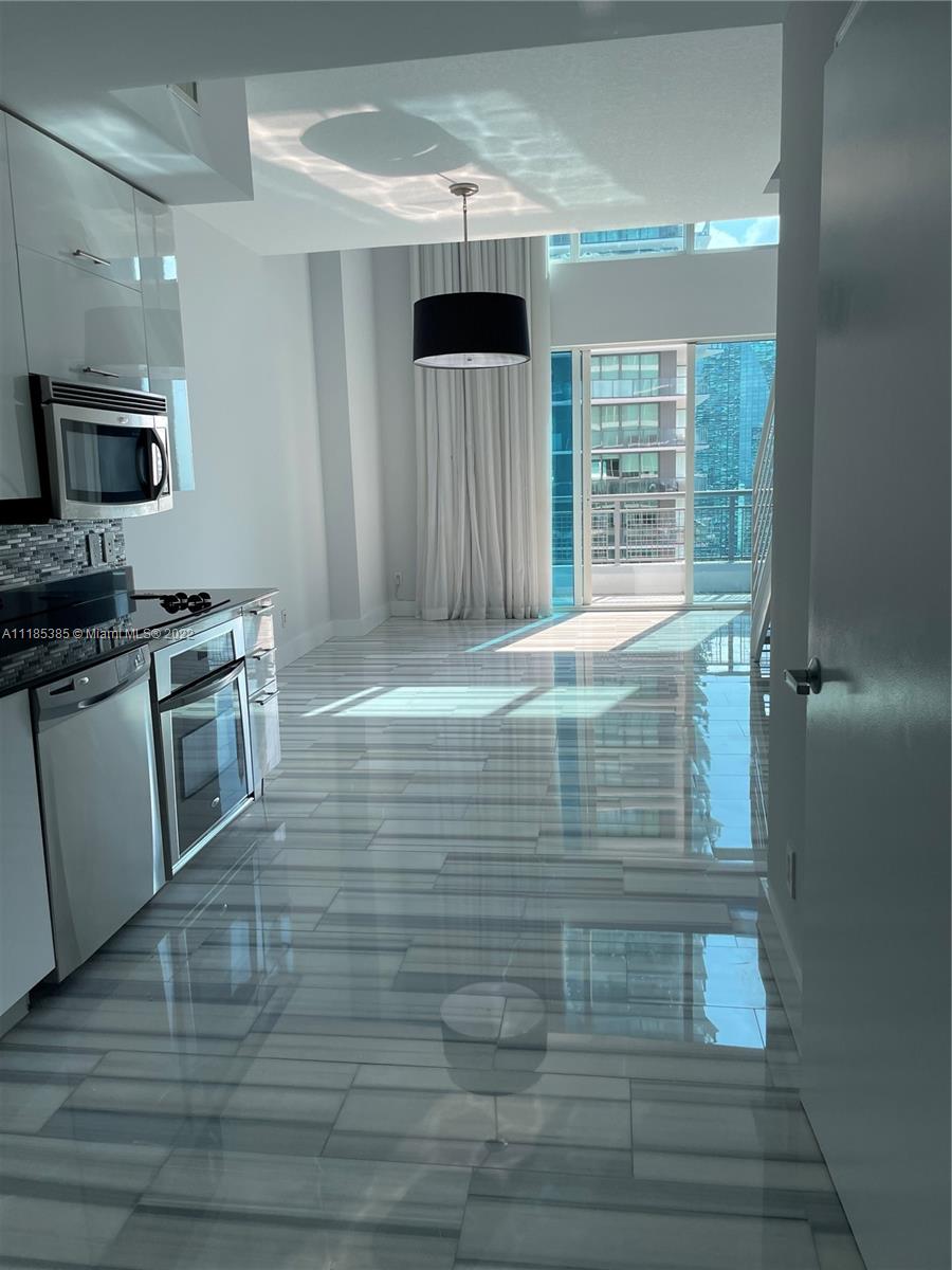 Beautiful 1 bedroom, 1 bathroom & half  located in the Brickell area close to the best restaurants and shops in walking distance, great amenities, Concierge, Valet, Spa, Pool. The unit has amazing views to the water as well as the city.