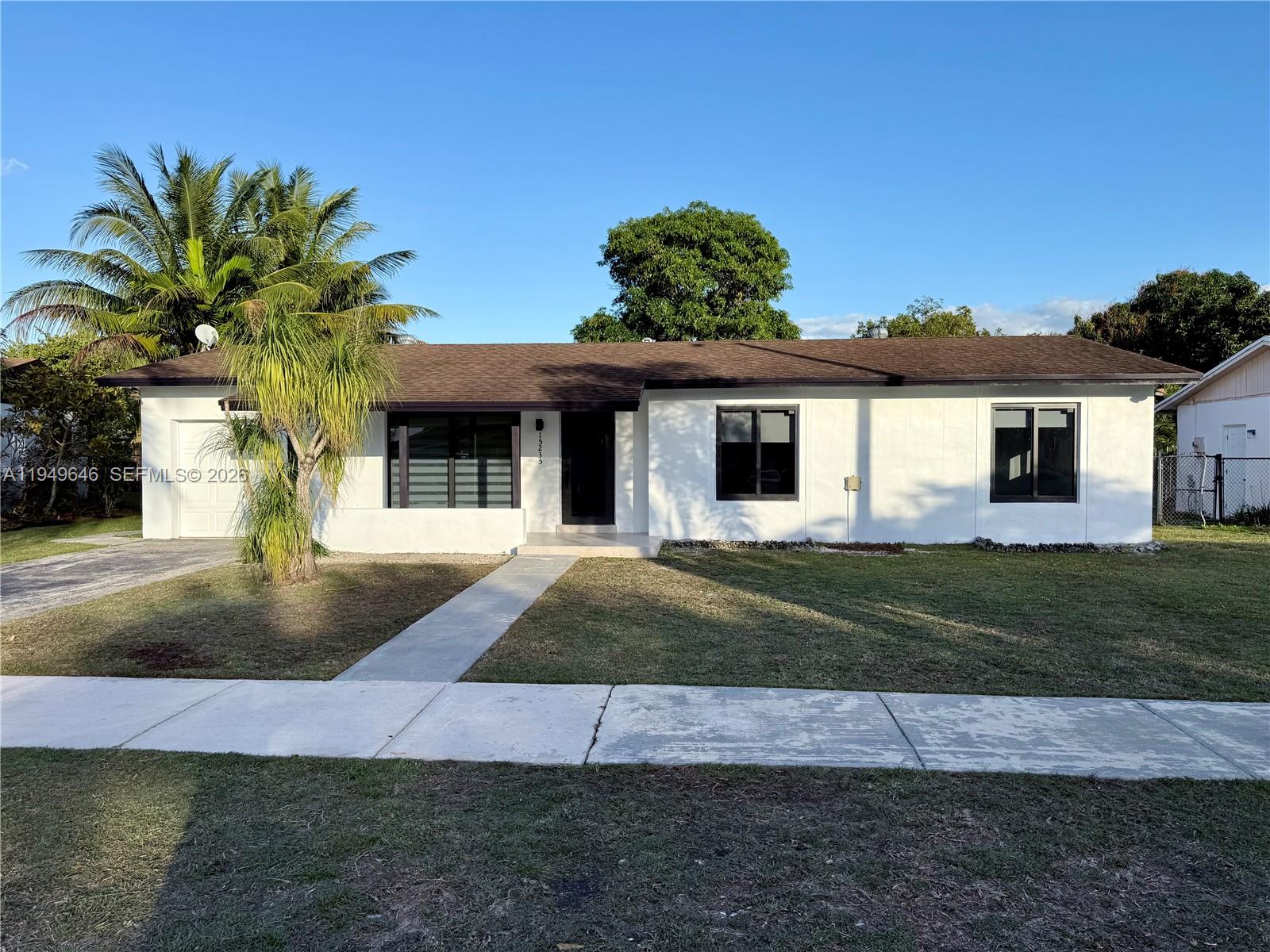 Completely remodeled house, ready to move in, has 3 bedrooms, 2 bathrooms and 1 garage that can be used for efficiency, impact-resistant doors and windows, new PVC plumbing throughout the house, new appliances, kitchen, bathrooms, floors, LED lighting throughout the house, it has a large patio where a pool can eventually be built,