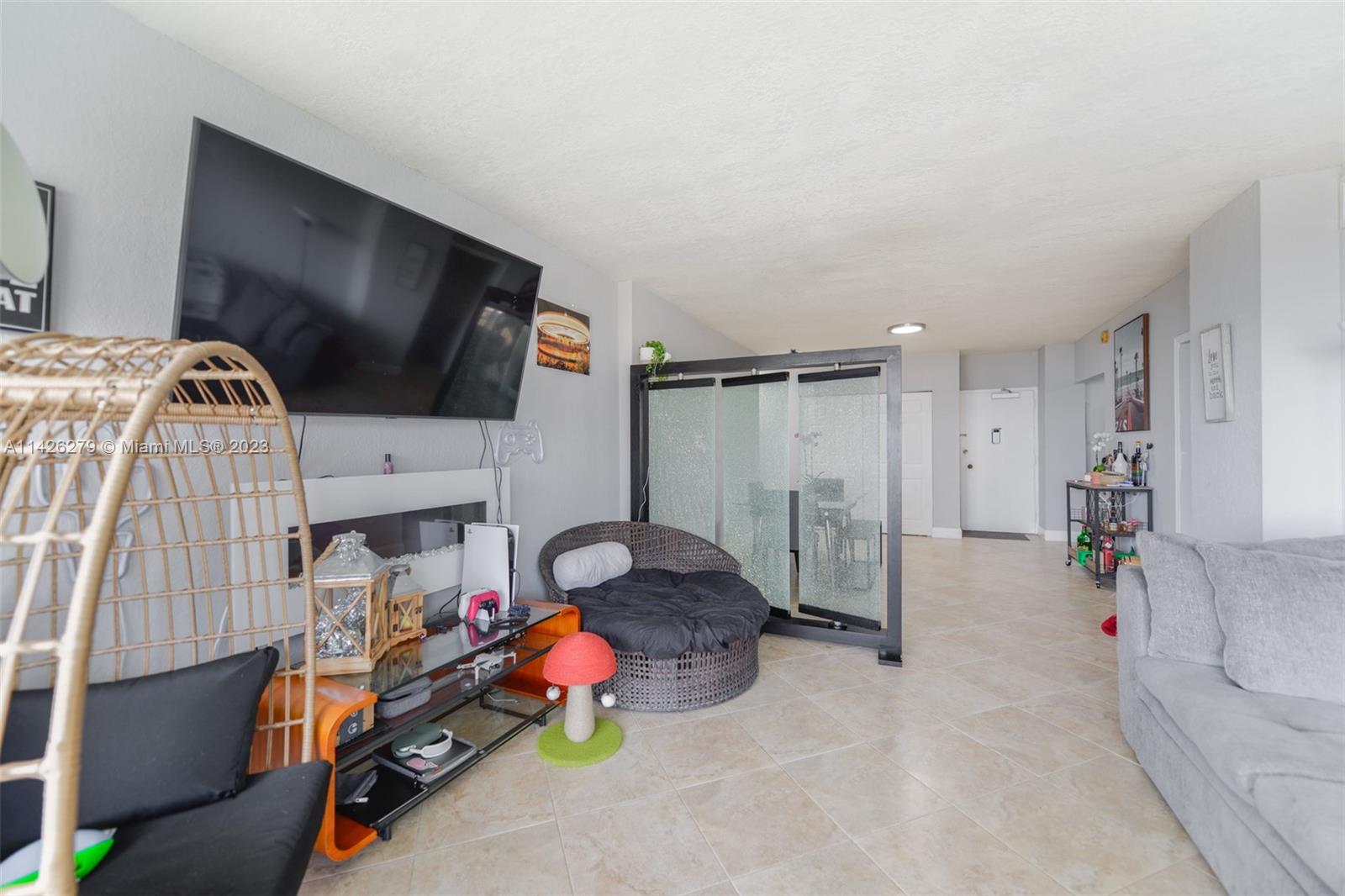 HEMISPHERES CONDO - Residential Lease
