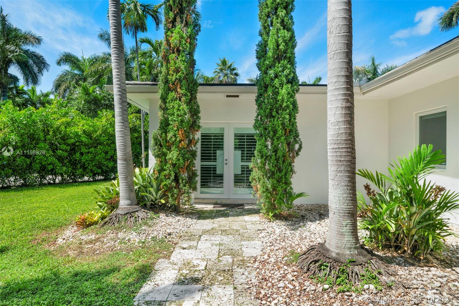 One story charming Miami Beach cottage with an open floor plan that is perfect for entertaining. Private corner lot tucked away close to the northern tip of San Marino Island.  The Venetian Island location has amazing proximity to Sunset Harbor as well as easy access to Downtown/Brickell/Design District/Wynwood and Edgewater.