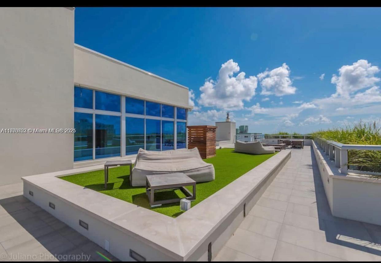 COSTA HOLLYWOOD CONDO - Residential