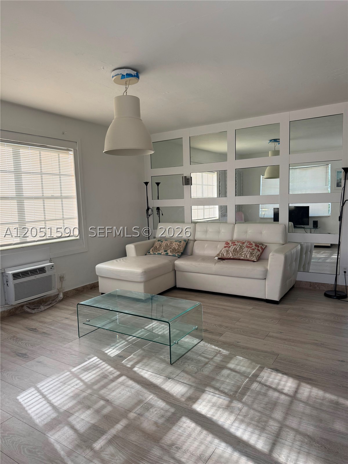 The apt is rented, is the best propery ivesment with an amazing return. Perfer property for investors
You can buy for your to live, very c=good naigborhood two blicks from the beach 
1 room 1 bathroom, The HOA is very low $200