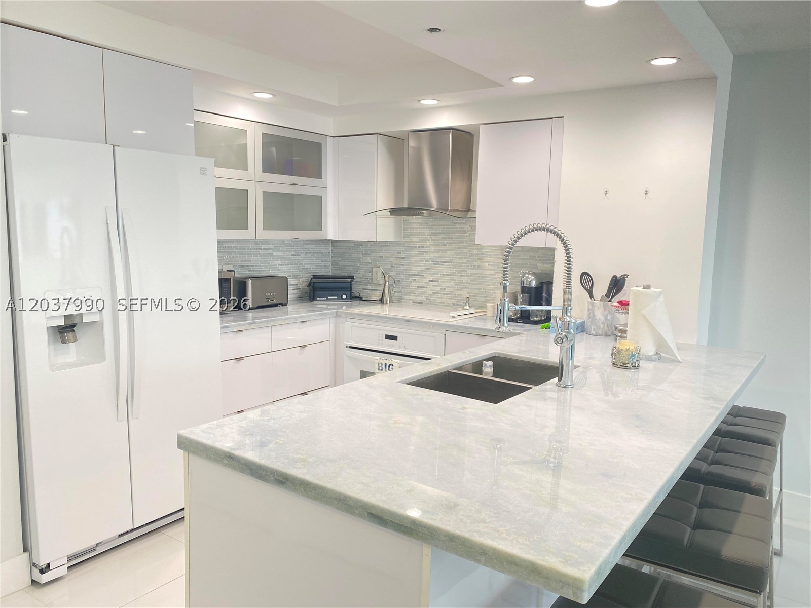 THE COLLINS CONDO - Residential Lease