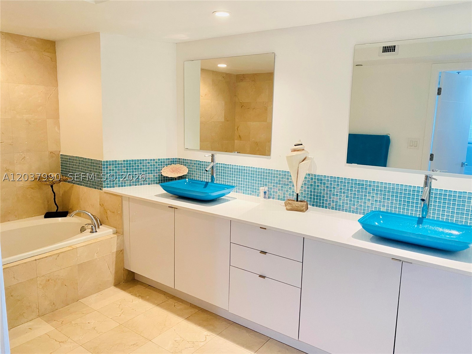 THE COLLINS CONDO - Residential Lease