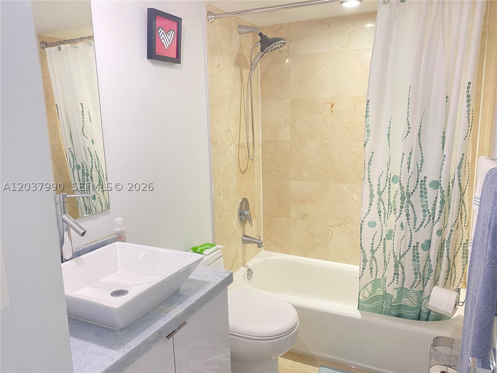 THE COLLINS CONDO - Residential Lease