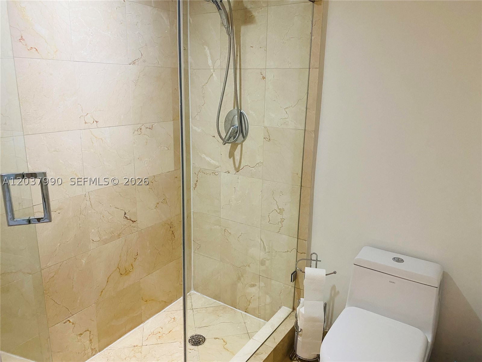 THE COLLINS CONDO - Residential Lease