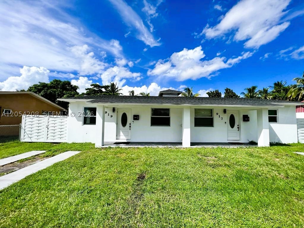 Available SEPT 1ST, this 2 Bedrooms 1 Bathroom apartment in a Duplex unit #917, with 2-3 parking spaces, private washer and dryer, with spacious open floor plan living room and dining area, and huge all fenced backyard. Centrally located near to shops, restaurants, schools and highway. Easy approval and Easy to show. Welcome Section 8.
