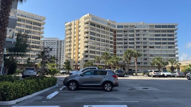 Condo 1 Bedroom, 1.5 Bath. Just a few steps from the Beach.Beautiful views of the Intracoastal. Community amenities include, Pool, Sauna, Club House, Billiards, Bicycle parking.
Close to restaurants, Banks, Racetrack in Gulfstream Park. It is an entertainment complex that combines racing with a Casino, Shops, restaurant and special events. Don't miss the opportunity.