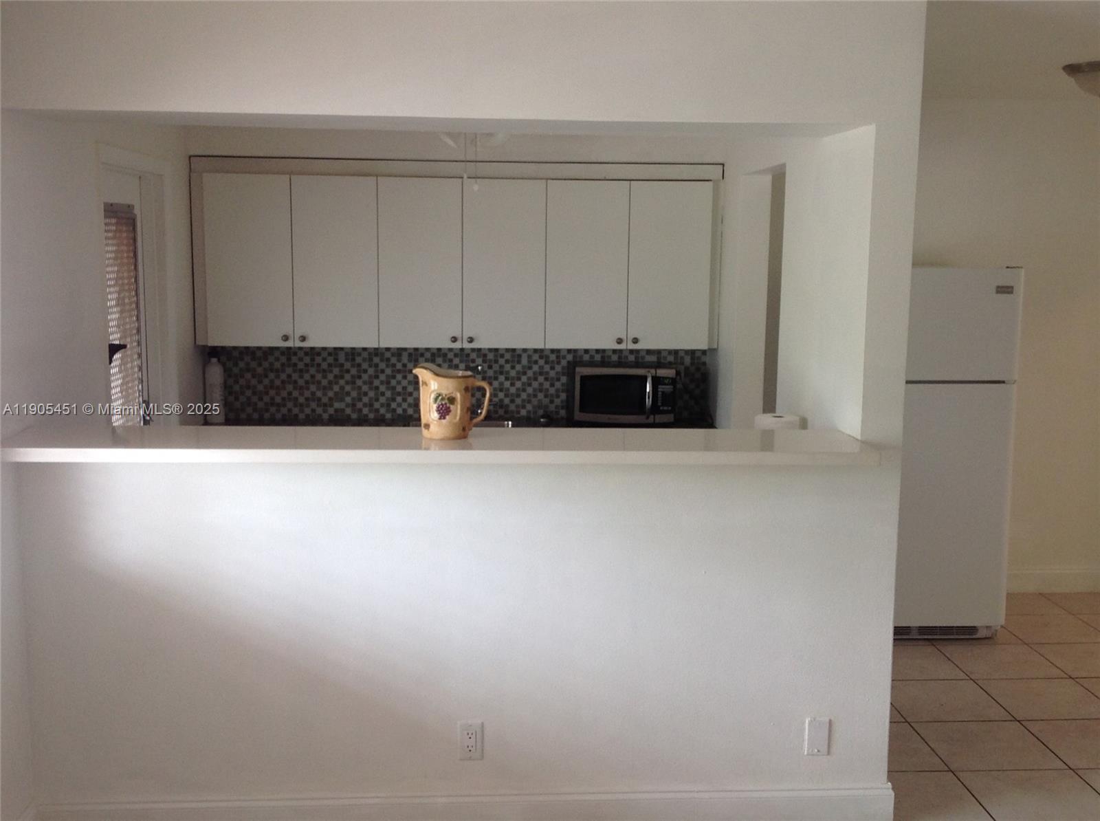1 BED 1 BATH UNIT, WITH A SPACIOUS LIVIN ROOM, DONT MISS THE OPPORTUNITY TO LIVE CLOSE TO THE HOLLYWOOD BEACH, MAJOR HIGHWAYS, FORT LAUDERDALE AIRPORT AND VARIETY OF NICE RESTAURANTS IN DOWNTOWN HOLLYWOOD.