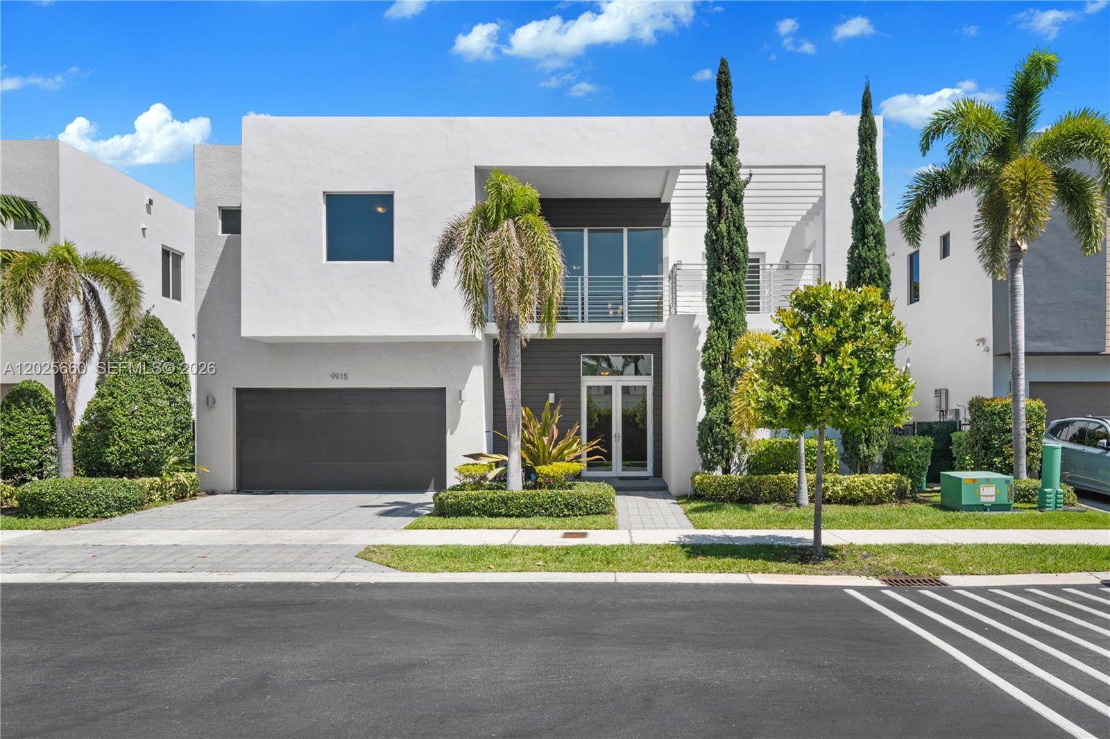 Contemporary house features 4 bedrooms, each with its own bathroom, 3 on the upper floor and 1 on the ground floor. The living room is spacious and bright. Gourmet kitchen equipped with stainless steel appliances, granite countertops, and a cooking island. Great backyard with private pool and barbecue area, ideal for entertaining. Central air conditioning system and two-car garage