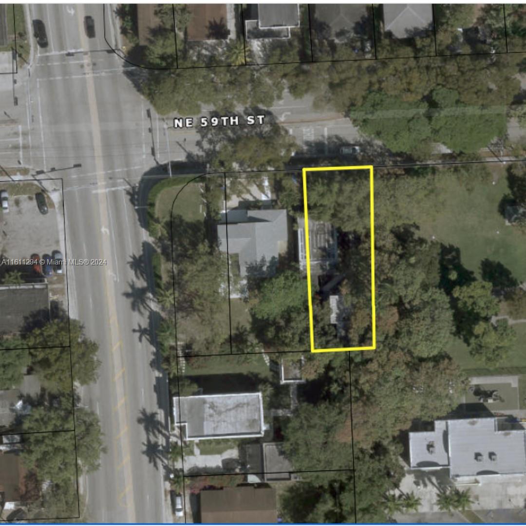 Great investment opportunity. Don't miss out on this fantastic investment opportunity in a prime location! T5-R-URBAN CENTER ZONE 4600 - MIXED USE Residential, Commercial, MULTI-FAMILY - up to 5 STORIES 3 units:
Main House in front is 3/2 rented at $2000/month
Back Building 2 units. Each unit 2/1. Top Unit rented at $1250/month  Bottom Unit  rented at $1000/month