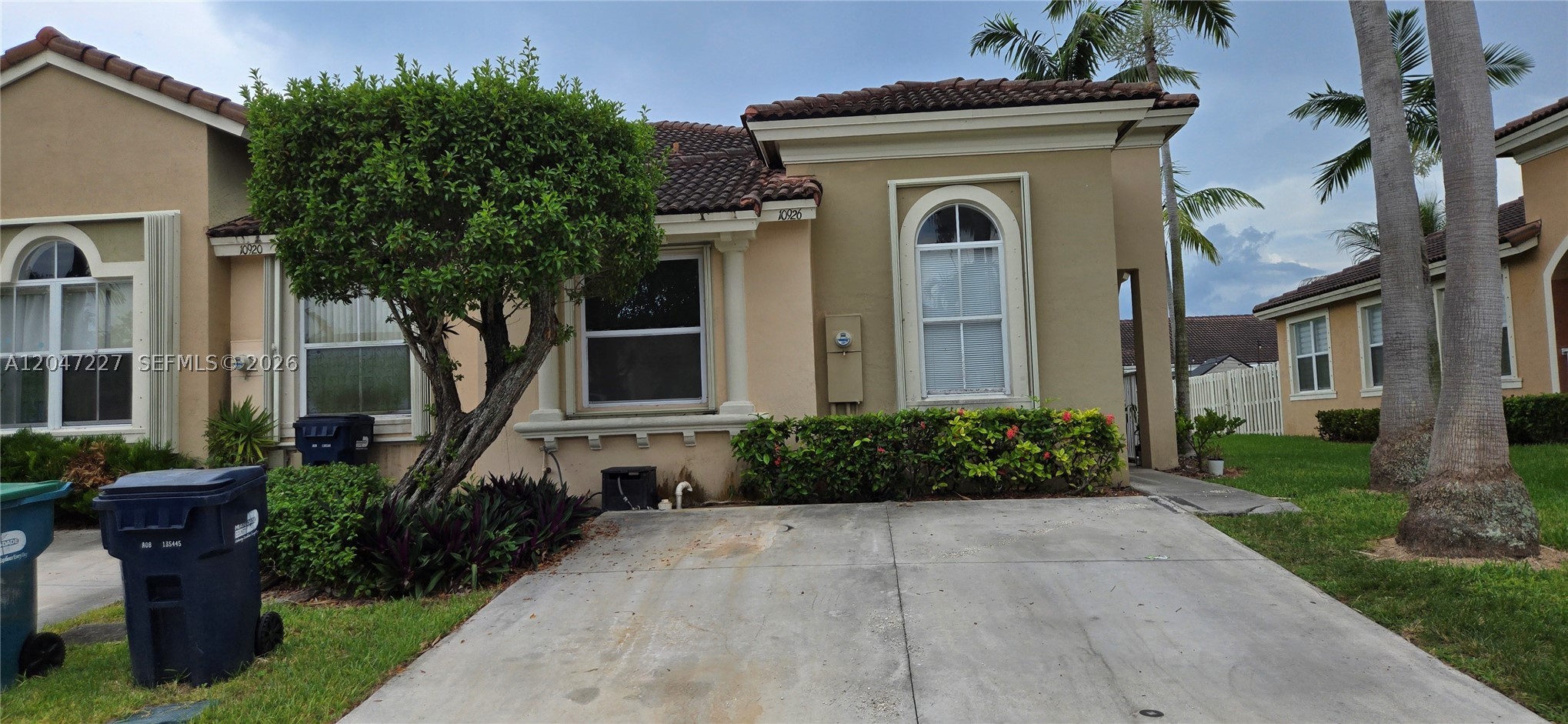 BEAUTIFUL TOWNHOUSE CORNER UNIT; COMPLETELY REDONE UNIT IN 2020; SHUTTERS; VERY NICE NEIGHBORHOOD; CLOSE TO TURNPIKE.
ONLY FIRST MONTH AND 1 SECURITY DEPOSIT