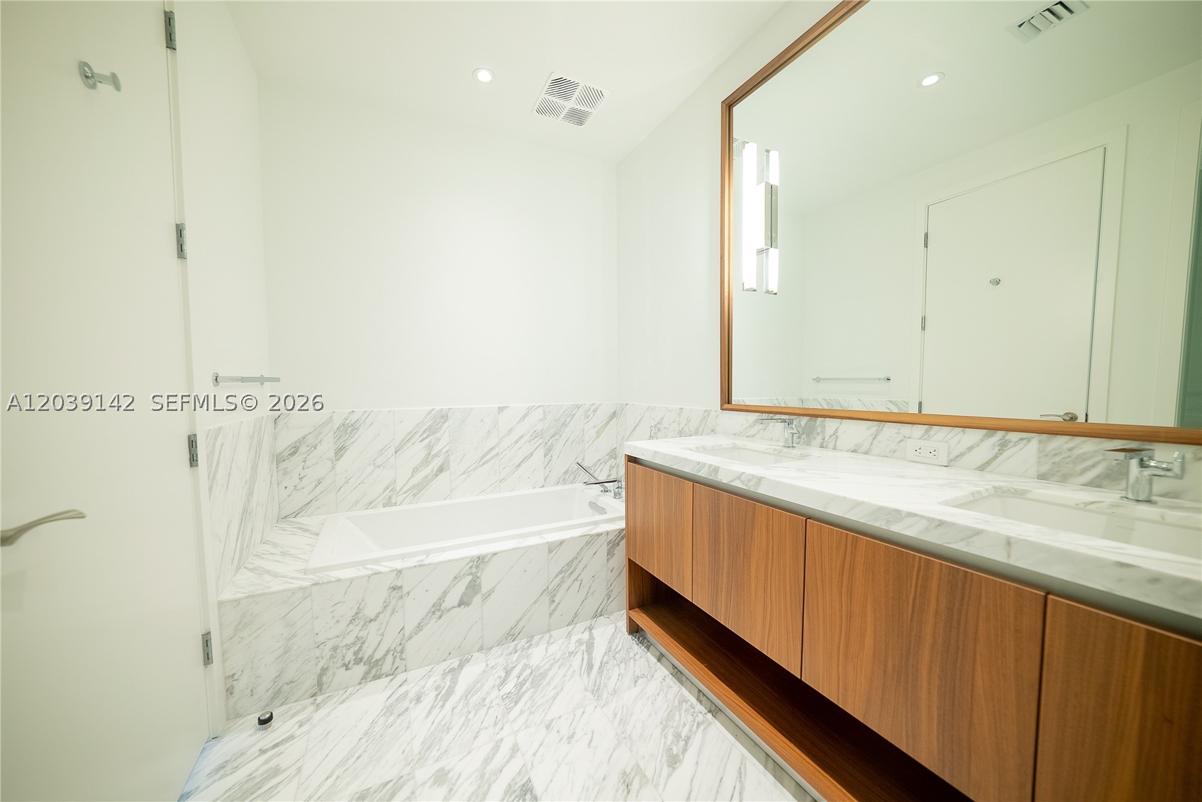 Una Residences - Residential