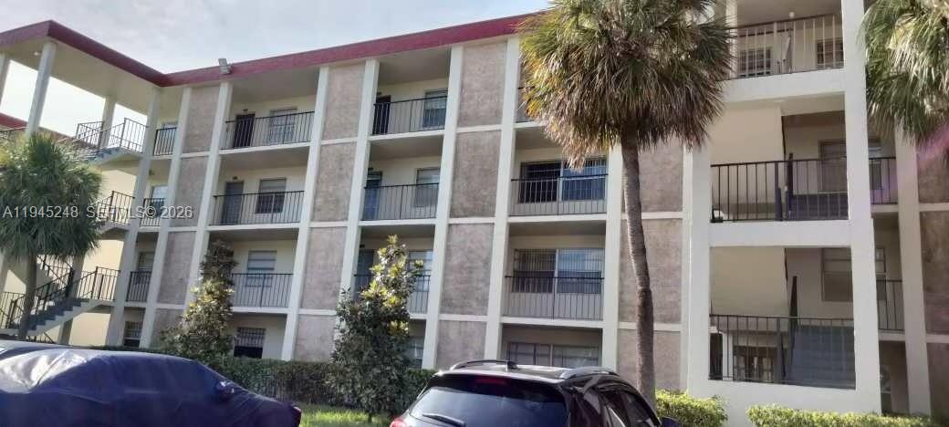 BEAUTIFULLY RENOVATED 2 BEDROOMS, 2 BATHROOM CONDO IN 55+ COMMUNITY. LARGE WALK-IN CLOSET, TILE FLOORING THROUGHOUT, ENCLOSED BALCONY WITH MODERN FINISHINGS. PERFECT FOR DOWN-SIZING OR FIRST TIME BUYER. 5 MINS TO SHOPPING, RESTAURANTS AND MAJOR HOSPITAL. 8 MINS TO PINK STADIUM. GREAT INVESTMENT PROPERTY! LEASE UNIT AT MARKET RENT FOR UP TO $2K/MONTH.  SELLER IS MOTIVATED!