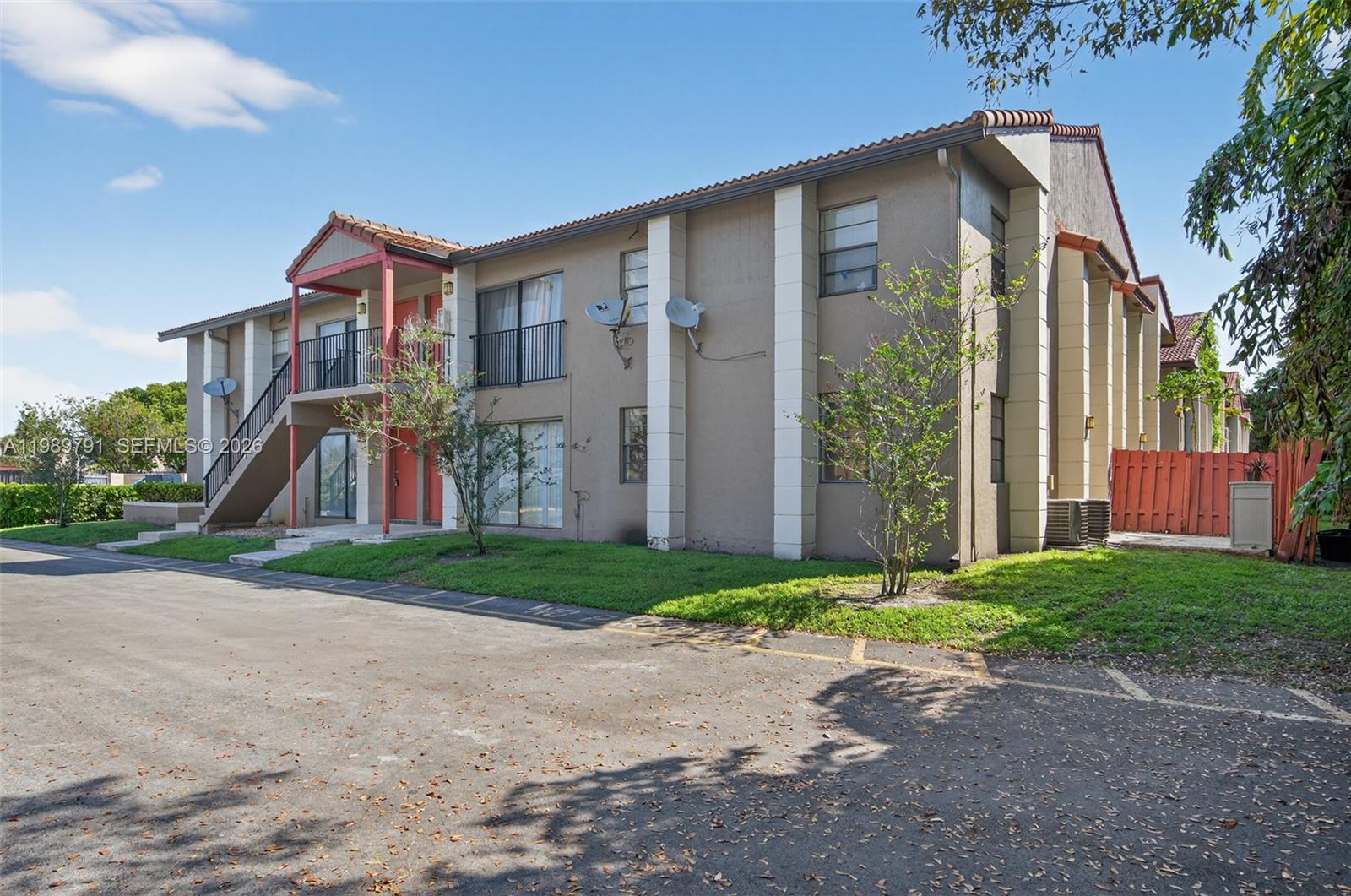 CORAL SPRINGS VILLAS COND - Residential