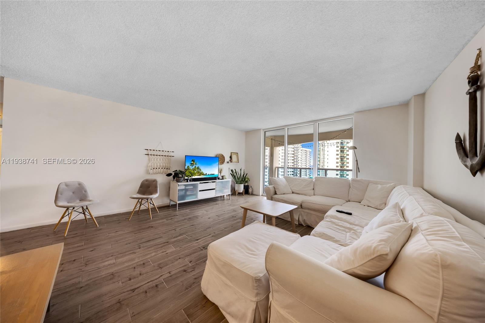 HALLMARK OF HOLLYWOOD CON - Residential