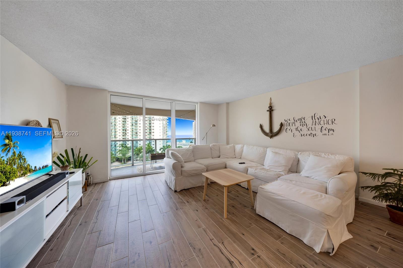 HALLMARK OF HOLLYWOOD CON - Residential
