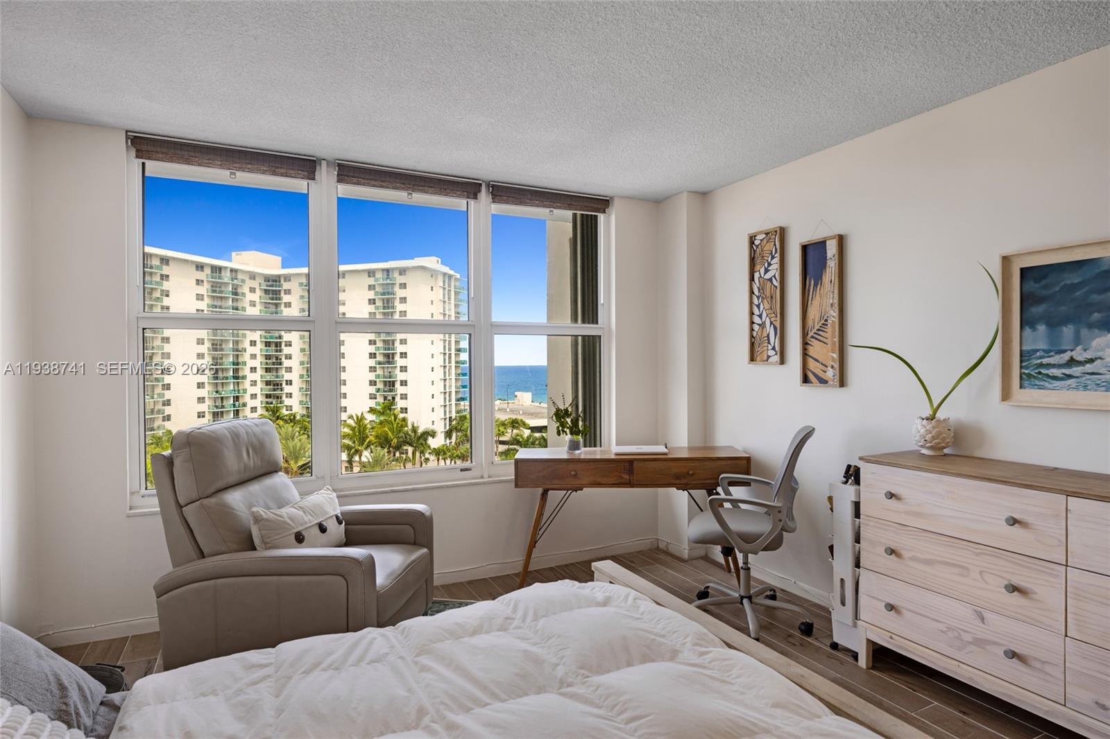 HALLMARK OF HOLLYWOOD CON - Residential