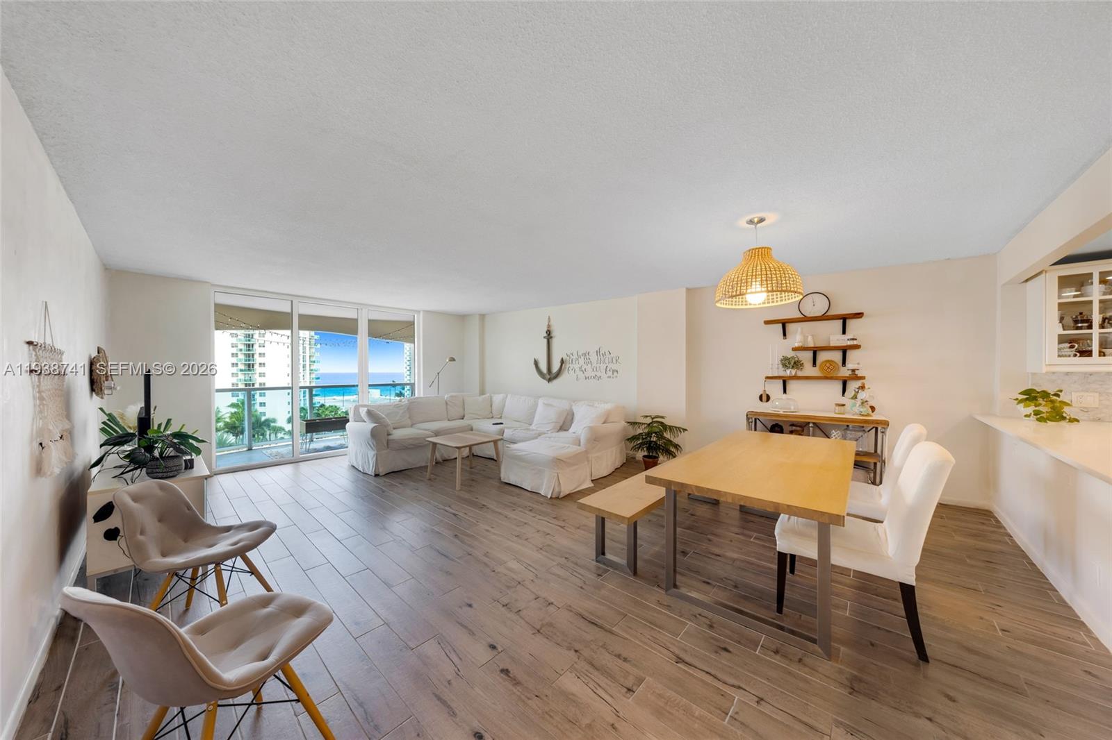 HALLMARK OF HOLLYWOOD CON - Residential