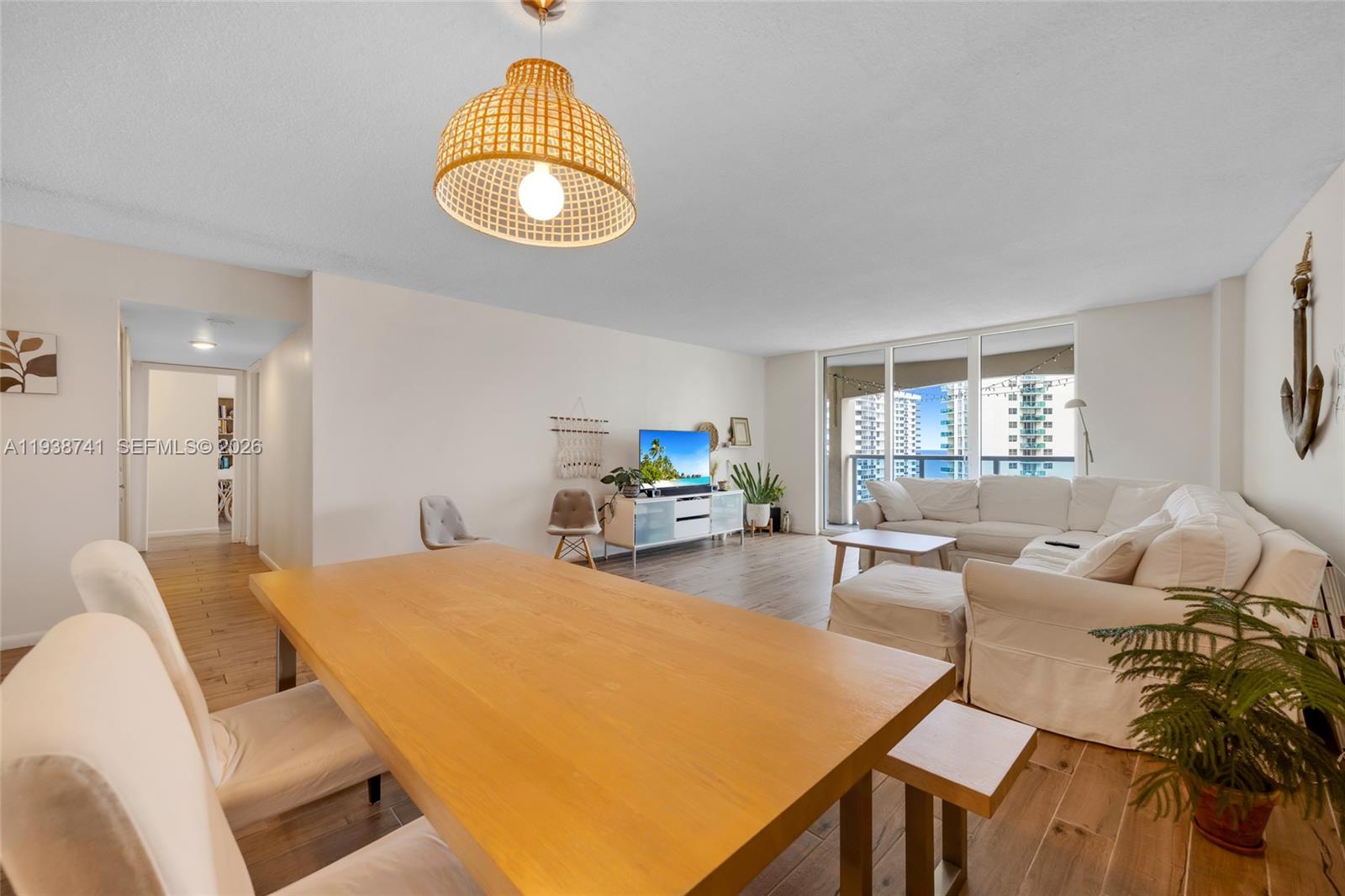 HALLMARK OF HOLLYWOOD CON - Residential