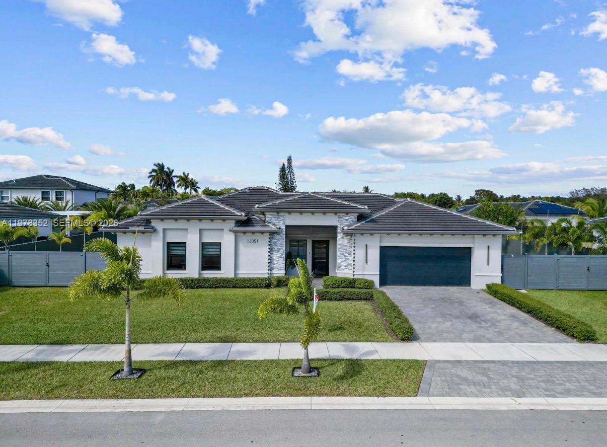 VALENCIA ACRES - Residential
