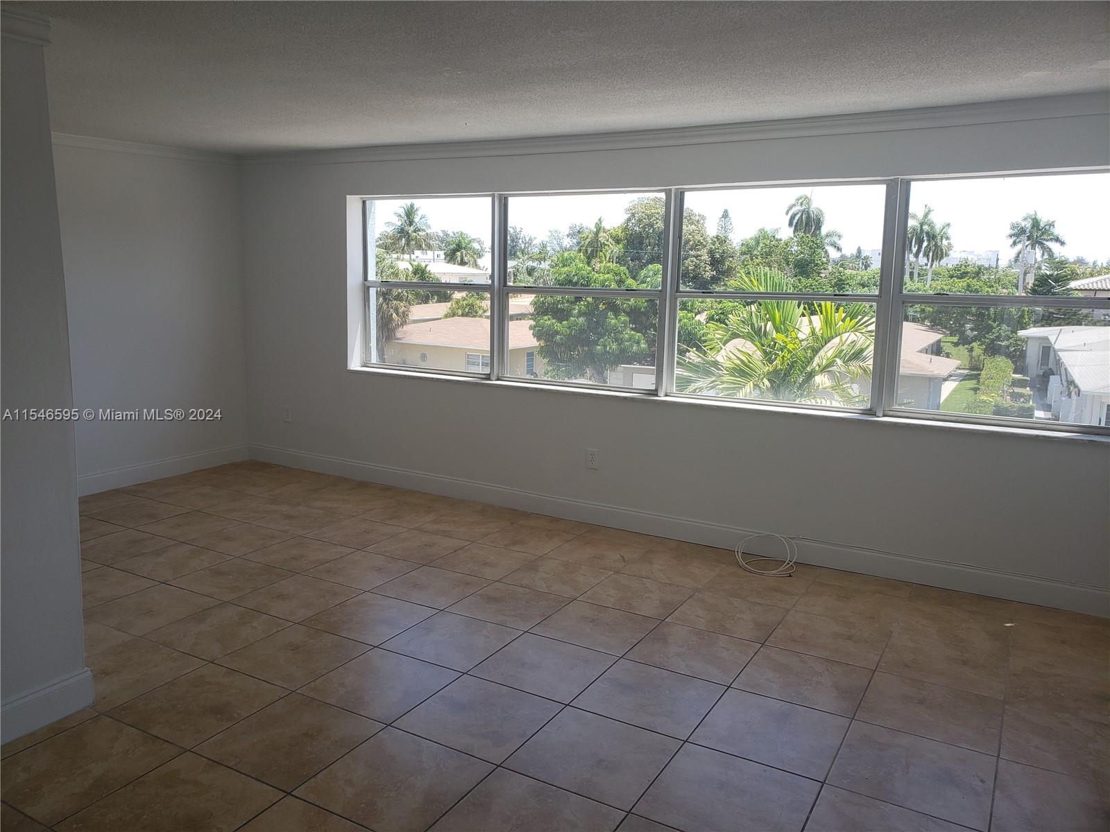 Amazing Corner unit 2 bedrooms/ 2 bathrooms in a Boutique building on the bay. Covered parking, beautiful views, freshly painted. Close to supermarkets, Miami Beach pool and beaches. Quiet building, washer dryer inside the unit