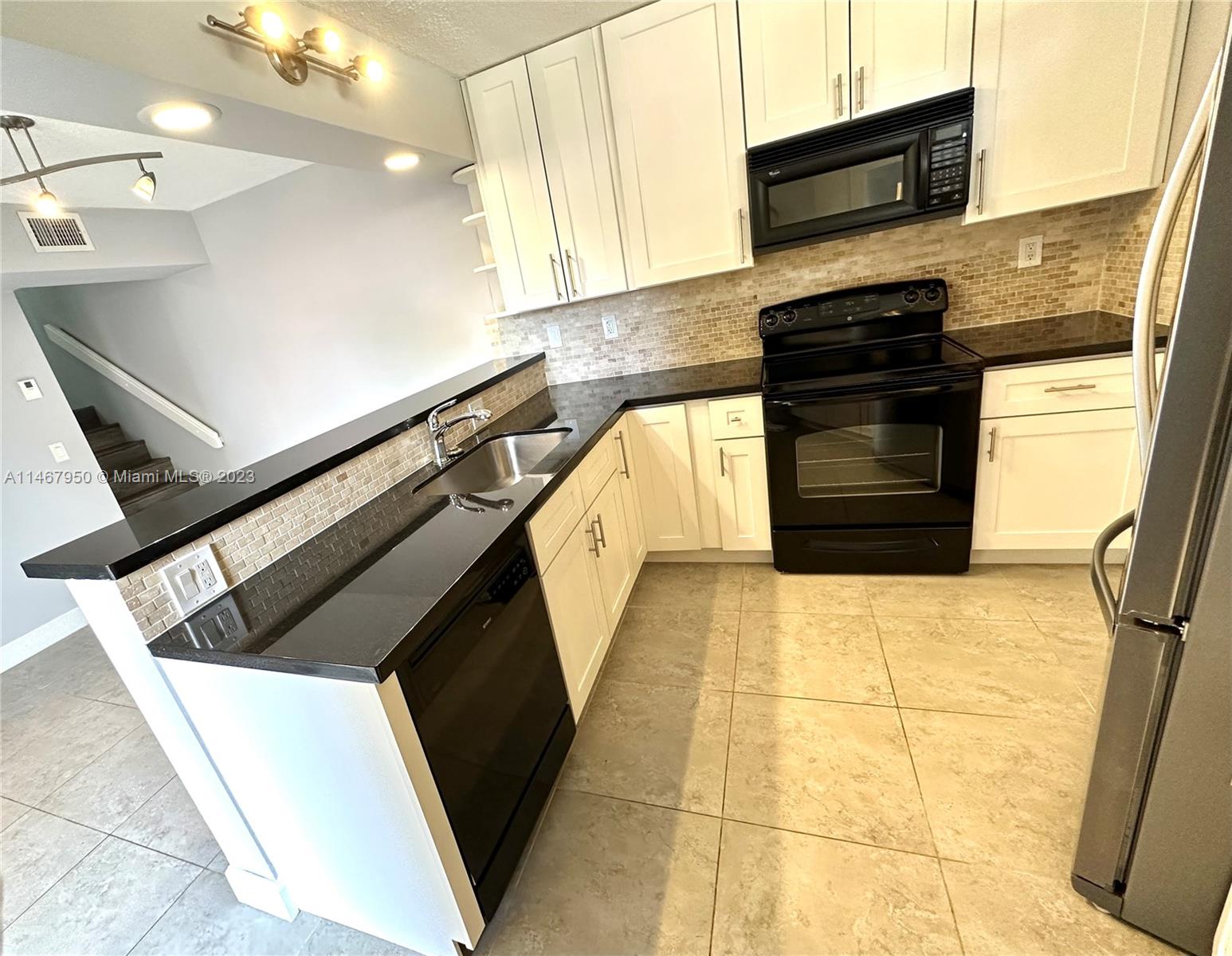 Beautfiul and updated 2 bedroom 2 & 1/2 bath home located in an excellent neighborhood. The unit comes complete with a washer and dryer. Granite countertops throughout the entire kitchen as well as stainless steel appliances.