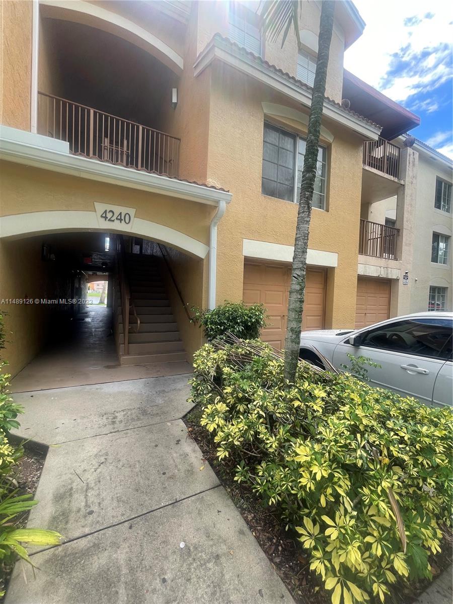 Charming 2-bedroom home with a spacious garage, perfect for comfortable living and secure parking. This cozy residence features  kitchen, inviting living spaces, 2 bedrooms and 2 full baths . New AC installed 2 months ago. Ideal for those seeking a blend of convenience and investment. Explore the possibilities of calling this place home!
Unit is rented for $ 2,100.00 until 07/31/2024