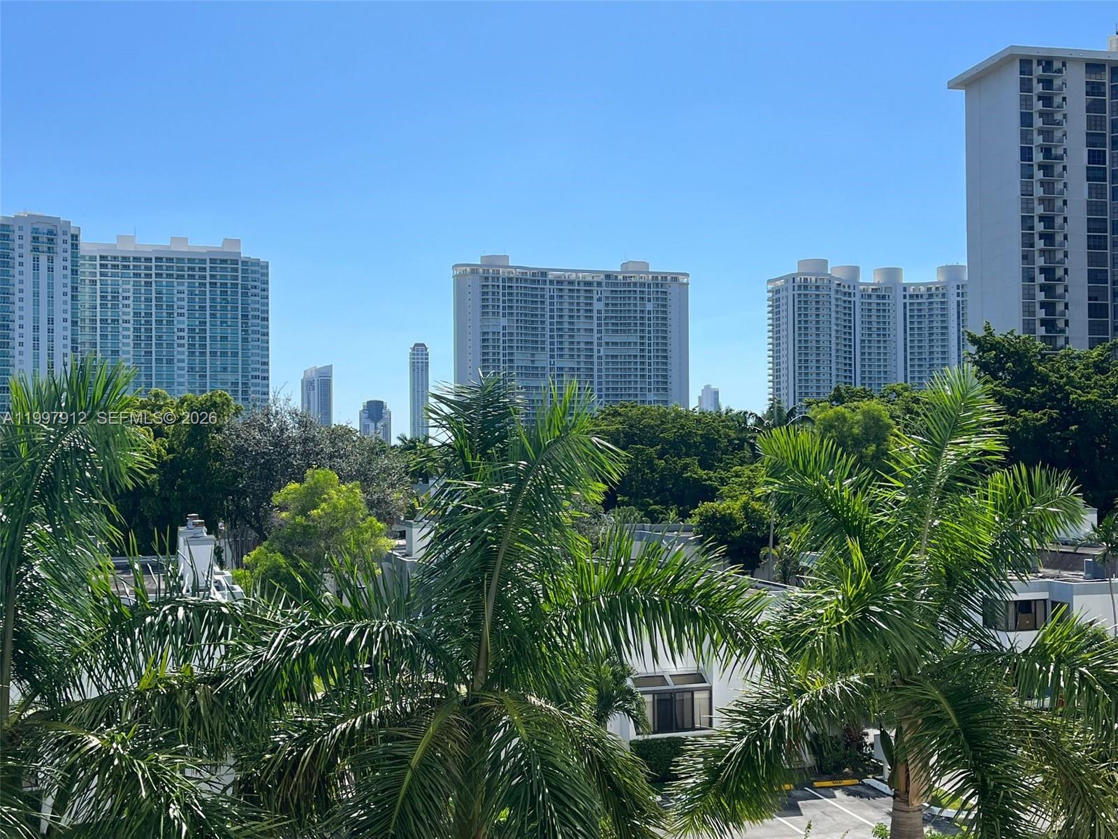 Very spacious 1 bedroom apartment with large balcony. Livingroom area is large with plenty of natural light. Nice and relaxing view from the balcony. The building has great amenities including, pools, fitness center, tennis courts, basketball court, BBQ area, 24-hour security guards. Excellent location with access to shopping, dining, entertainment and major highways.
