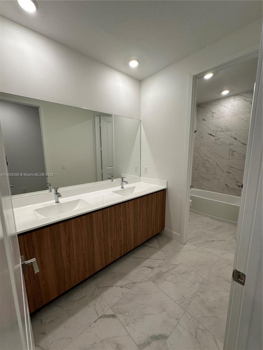 SOUTH KENDALL SEC A - Residential Lease