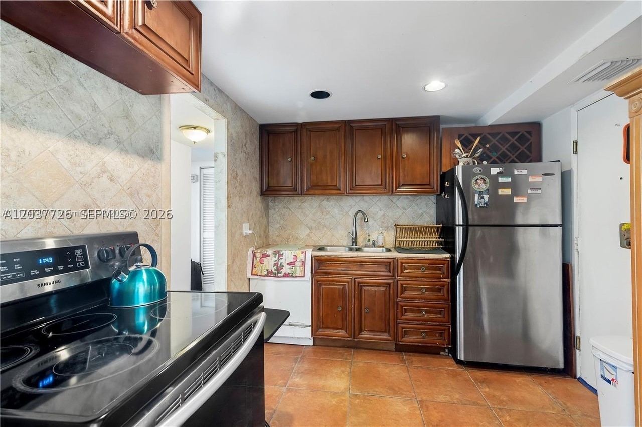 STRATFORD HOUSE CONDO - Residential